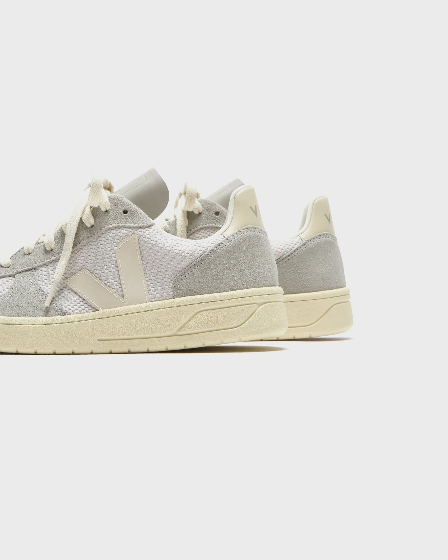 Veja V-10 Alveomesh Light Grey Pierre